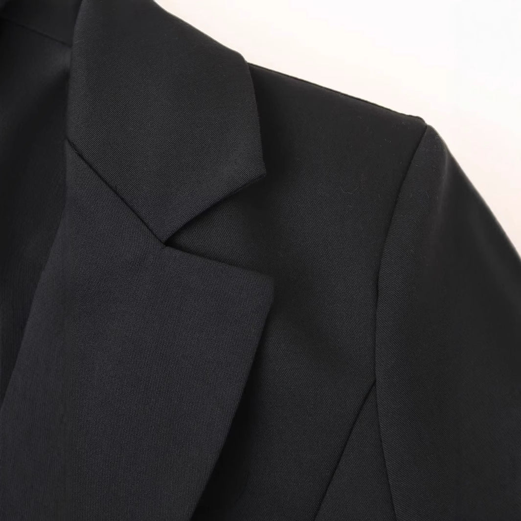 Women's fitted long blazer with lapel collar, three buttons and patch pockets Mune Fashion