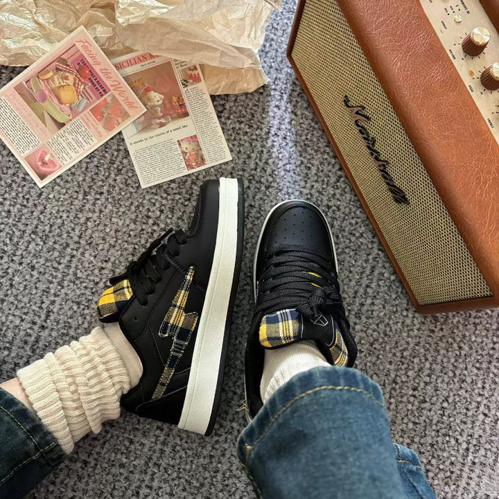 Women's sneakers in fashionable checkered design with comfortable cushioning Mune Fashion