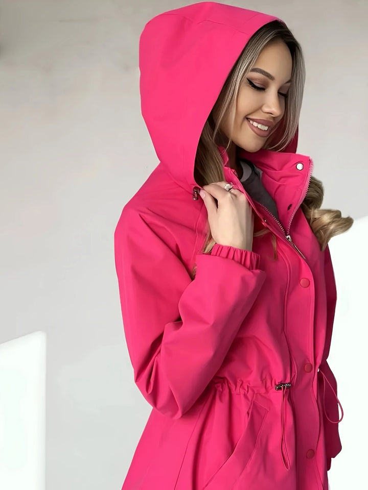 Women's lightweight and functional outdoor jacket