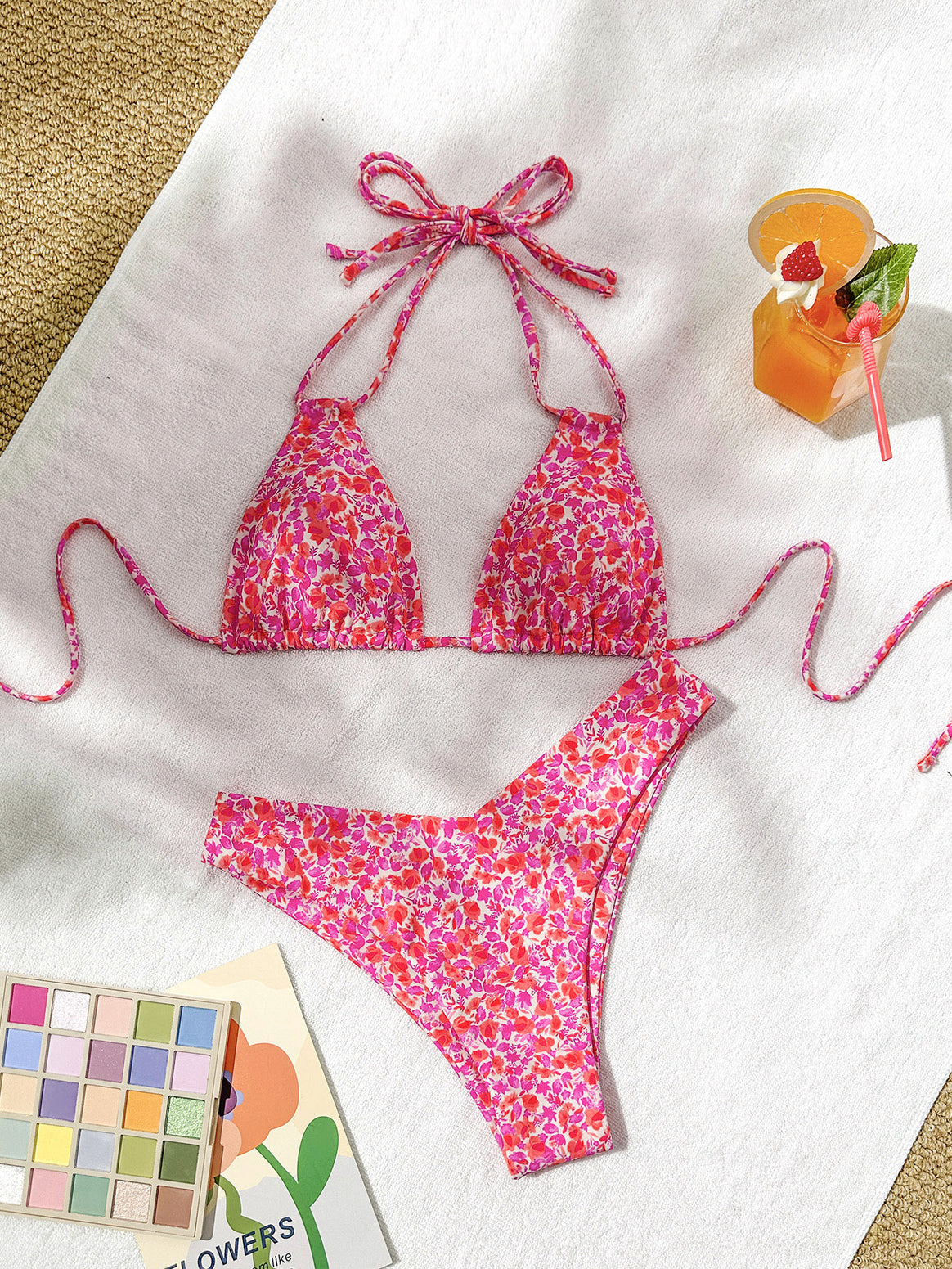 Ladies triangle bikini with adjustable straps and playful floral pattern Mune Fashion