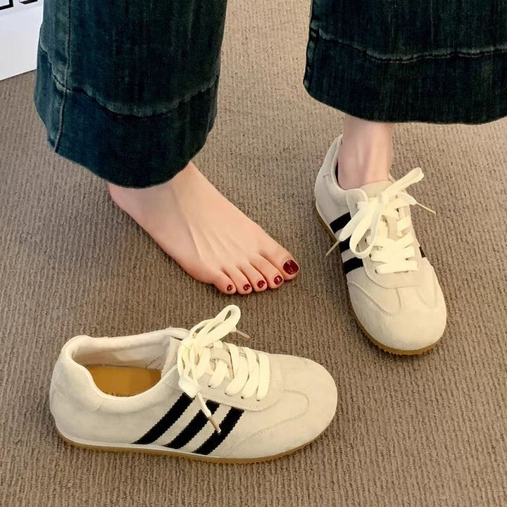 Women's retro sneaker made of suede leather look with three-stripe detail and rubber sole Mune Fashion