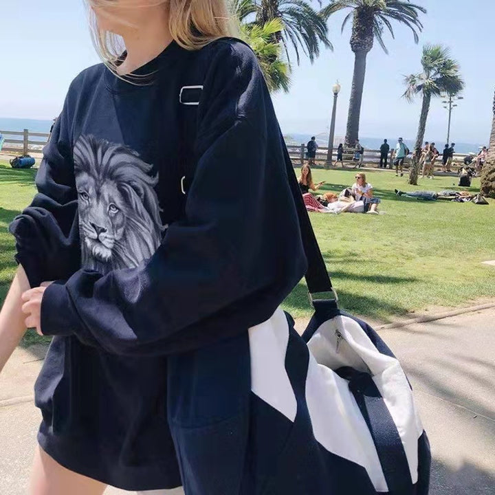 Women's oversized sweatshirt with photorealistic lion print, relaxed fit and ribbed round neckline Mune Fashion