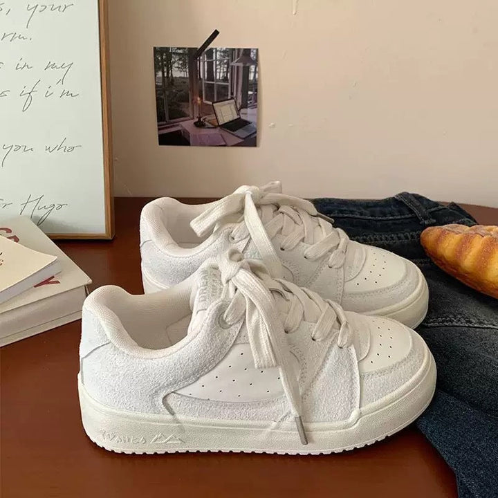 Women's sneakers in modern minimalist design with breathable surfaces and padded insole Mune Fashion