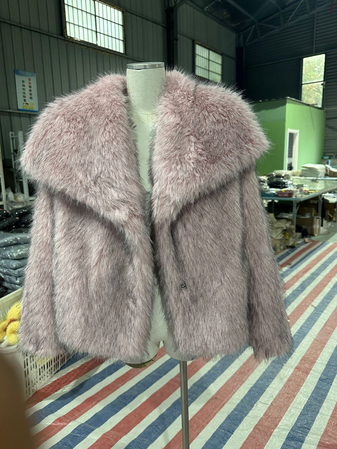 Women's short bolero in boxy cut made of vegan shaggy faux fur with XXL shawl collar Mune Fashion