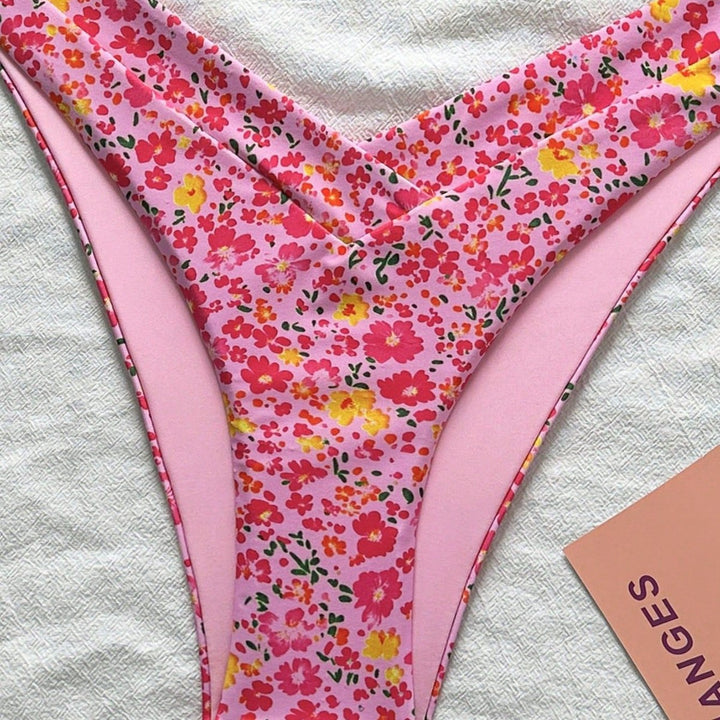 Women's Triangle Bikini with Floral Pattern Mune Fashion