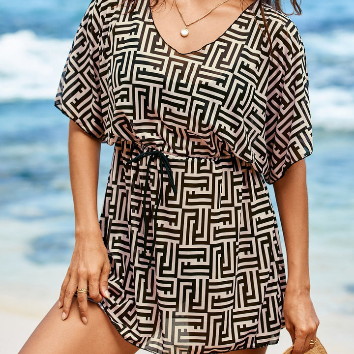 Damen Strandkleid mit stilvollem Bindegürtel und modernem Grafikdesign Echo Archiv