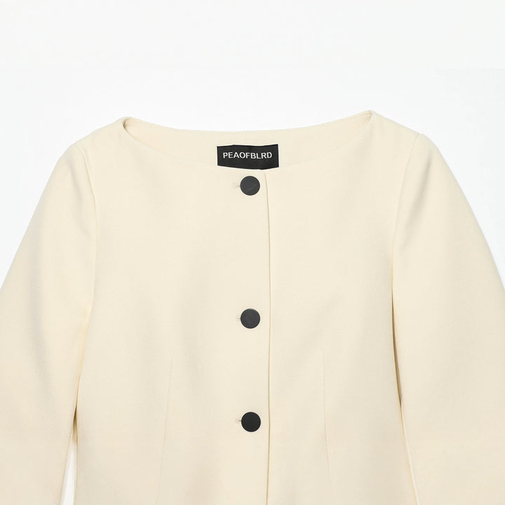 Women's tailored boxy short jacket with round neck, three-quarter sleeves and decorative button placket Mune Fashion