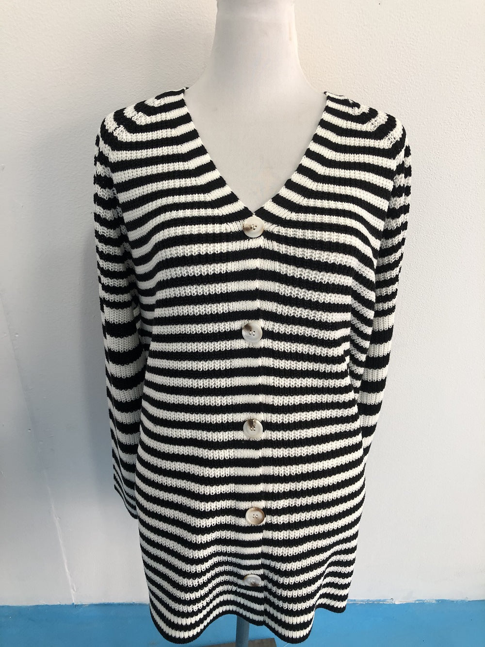 Women's striped oversized cardigan with V-neck and button placket Mune Fashion