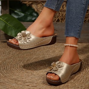Damen Offene Zehen-Pantoletten mit Blumenapplikation, perforiertem Obermaterial und ergonomischer Keilsohle Mune Fashion