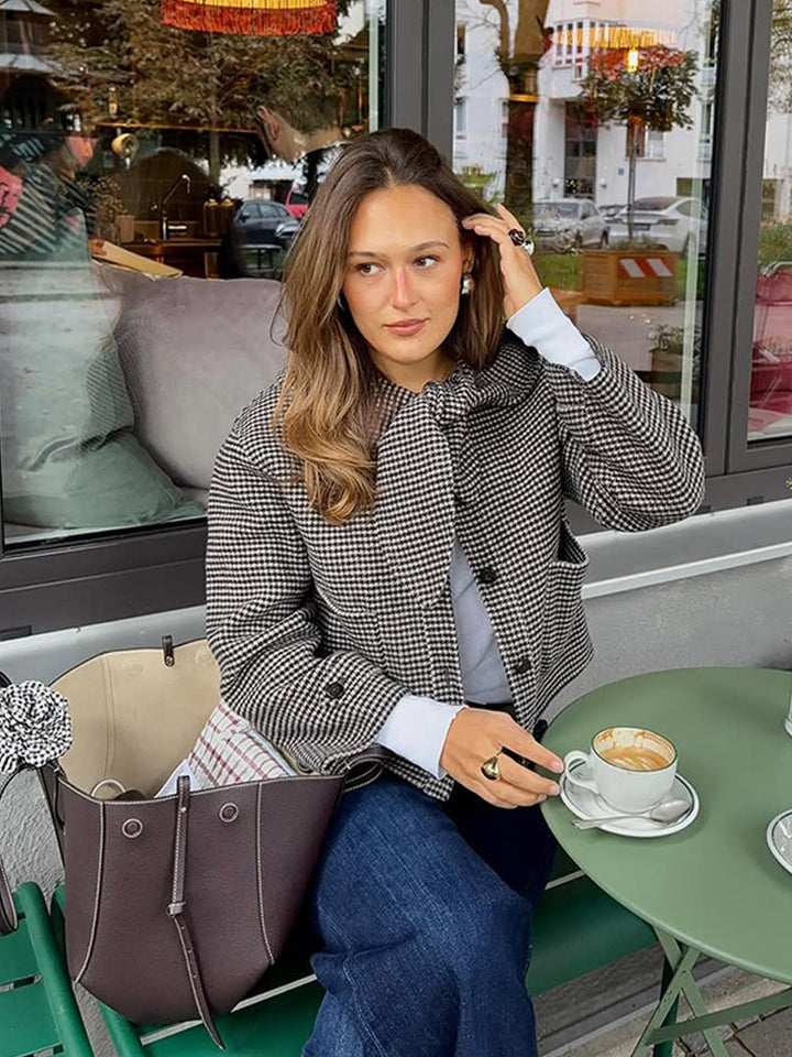 Women’s short jacket in houndstooth pattern with bow collar Mune Fashion