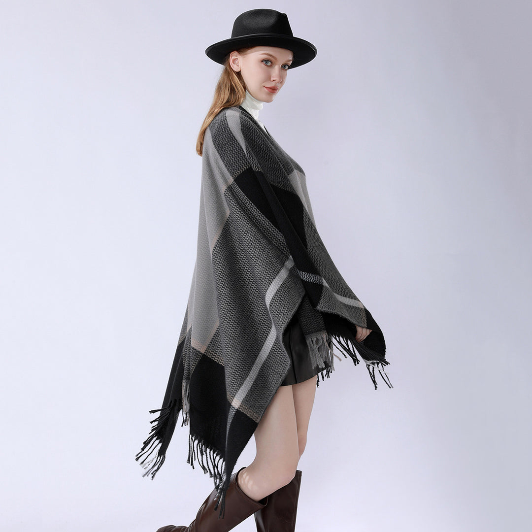 Women's Oversize Cape Poncho made of textured knit blend with V-neck, plaid pattern and fringes Mune Fashion