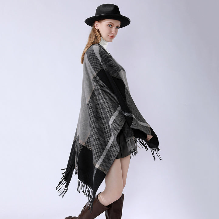 Women's Oversize Cape Poncho made of textured knit blend with V-neck, plaid pattern and fringes Mune Fashion