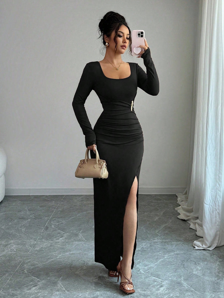 Ladies body-hugging maxi dress with square neckline, fitted gathering and high side slit Mune Fashion