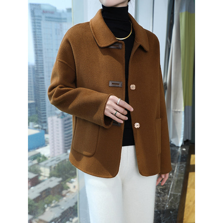 Ladies short coat made of wool blend with shirt collar, boxy silhouette and side pockets Mune Fashion