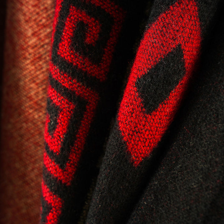 Women's Kastiger Wool Blend Ruana with Contrasting Inner Lining and Graphic Jacquard Design