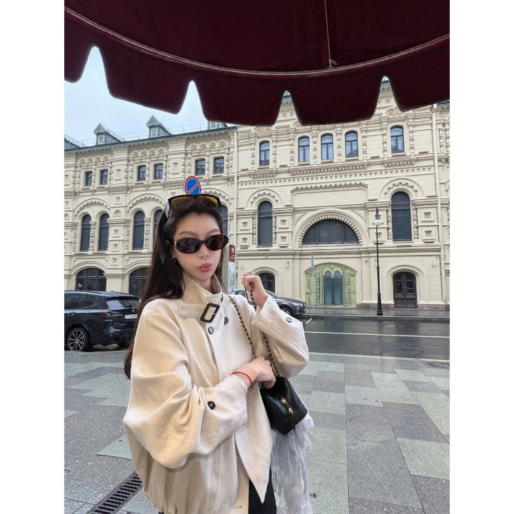 Women's short trench coat in boxy cut with double-breasted button placket and stand-up collar Mune Fashion