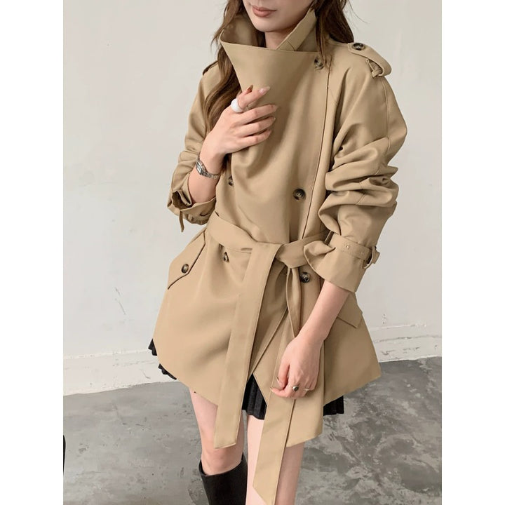 Women's short trench coat in a boxy cut with a high standing collar and adjustable waist belt Mune Fashion