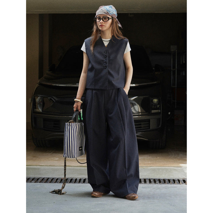 Women's Sleeveless Tailoring Vest with Deep V-Neck and Continuous Button Placket Mune Fashion
