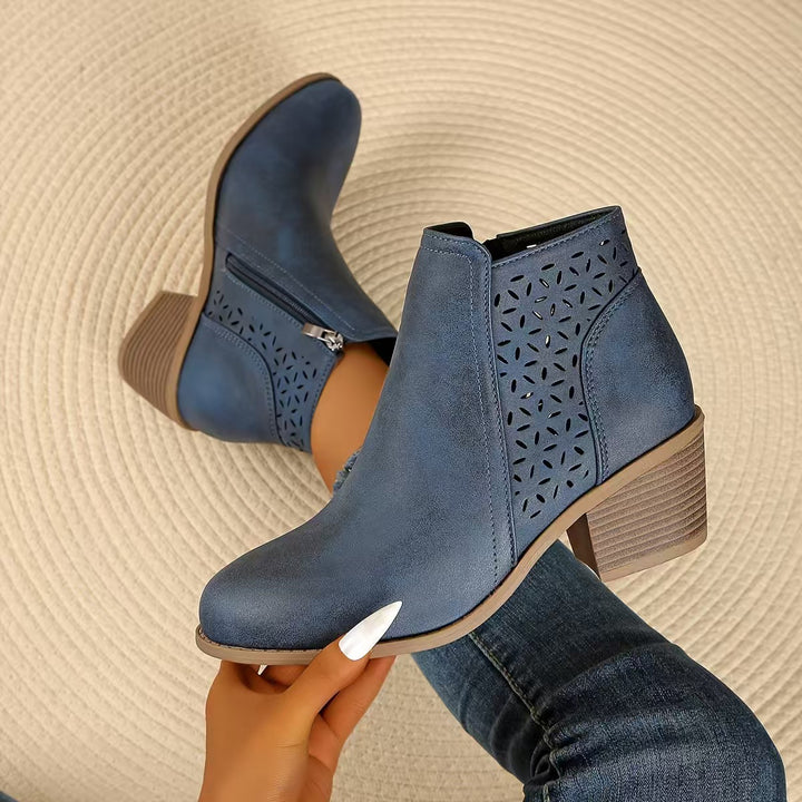 Damen Stiefeletten mit laserperforiertem Blattmuster, Wildlederoptik und mittlerem Blockabsatz Mune Fashion