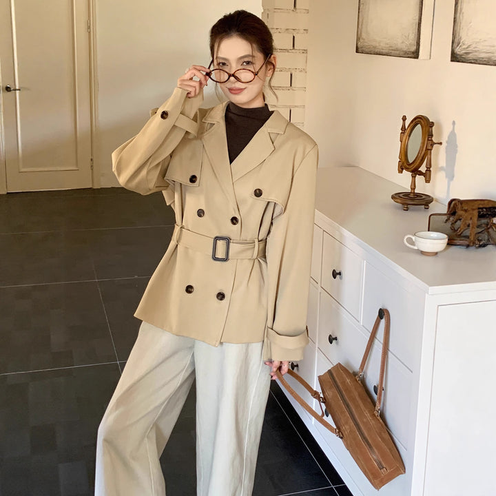 Women's short trench coat in oversized cut with double row and tie belt Mune Fashion