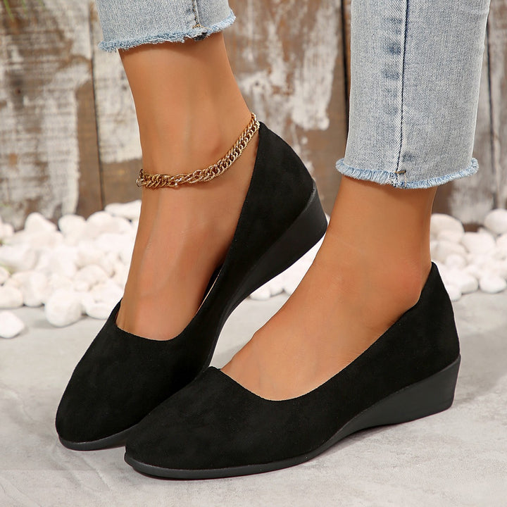 Ladies' comfort ballet flats with a lightweight wedge heel, material mix, and padded insole Mune Fashion