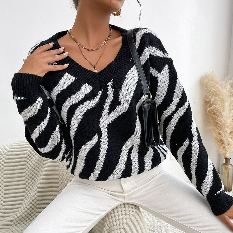 Women's Oversize V-Neck Sweater with Zebra Jacquard and Ribbed Cuffs Mune Fashion