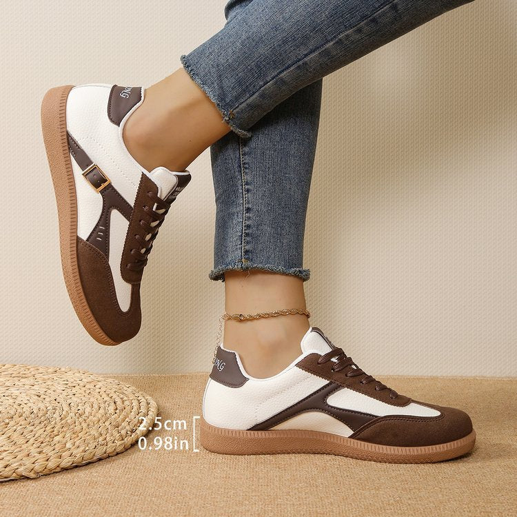 Damen Retro-Plateau-Sneaker mit Wildlederapplikationen und dekorativer Schnallenlasche Mune Fashion