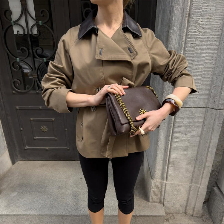 Women's short trench coat with tailored silhouette, tie belt and contrast collar Mune Fashion