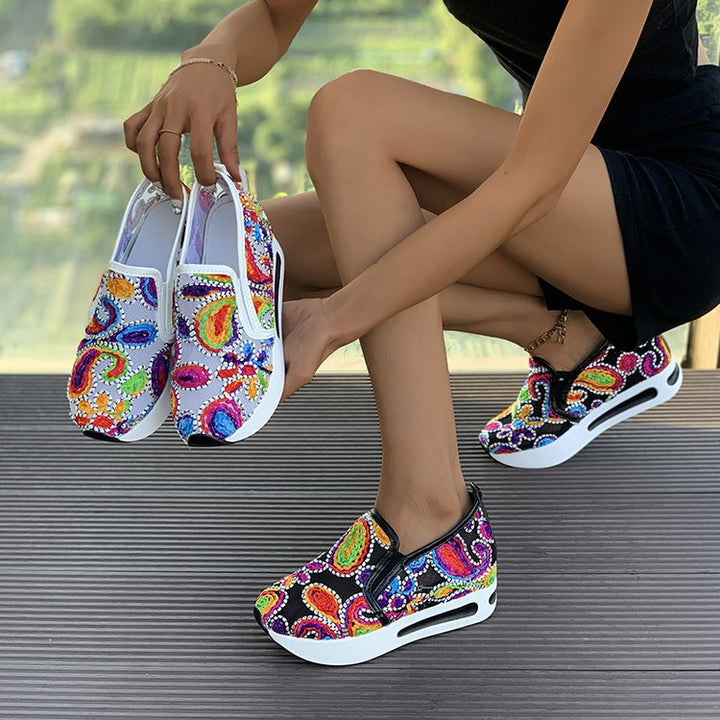 Damen Slip-On Keil-Sneaker mit besticktem Canvas-Obermaterial und luftgepolsterter Plateau-Sohle Mune Fashion