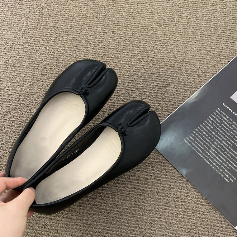 Ladies' ballerinas with elegant slit details and comfortable insole Mune Fashion