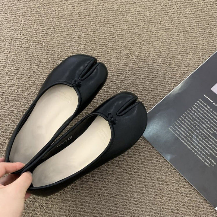 Ladies' ballerinas with elegant slit details and comfortable insole Mune Fashion