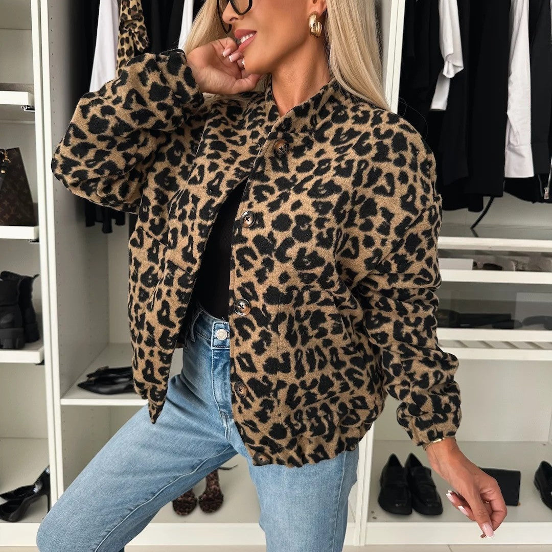 Women's short jacket in leopard print with stand-up collar, button placket, and elastic hem Mune Fashion