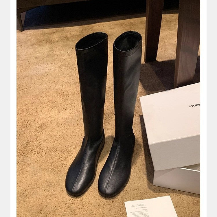 Women’s leather knee-high boots with a slim silhouette and flat heel Mune Fashion