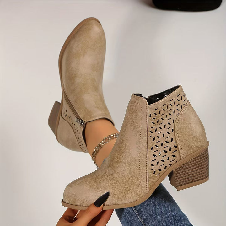 Damen Stiefeletten mit laserperforiertem Blattmuster, Wildlederoptik und mittlerem Blockabsatz Mune Fashion