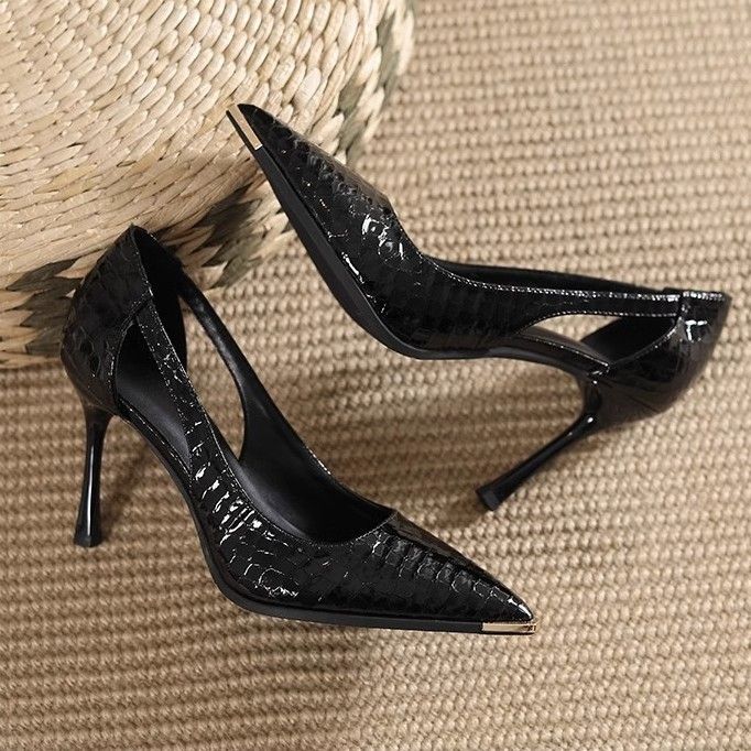 Women's side-cut patent pumps with crocodile embossing and metal cap Mune Fashion