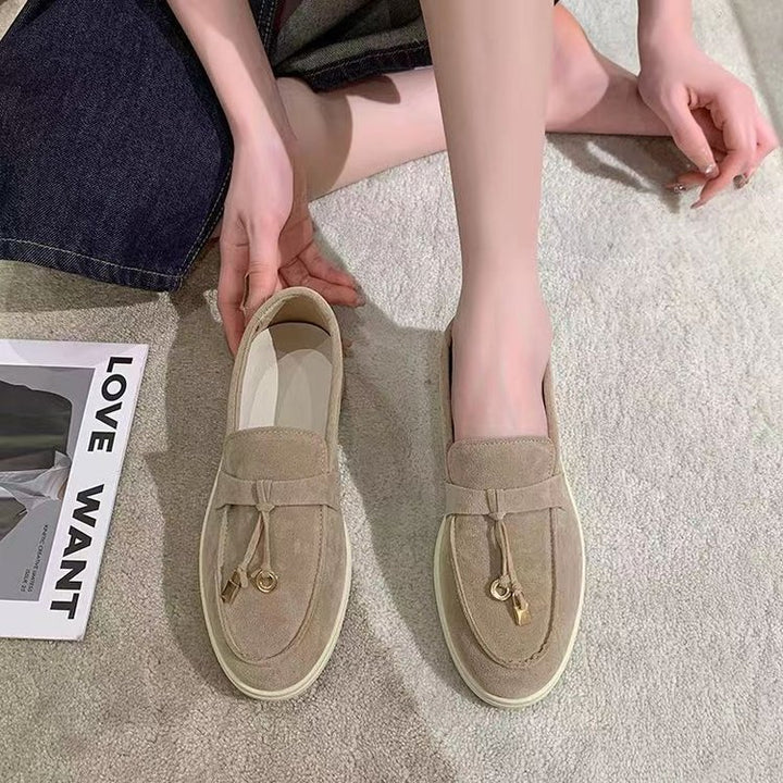 Women's Suede Slippers with Decorative Tassel and Structured Rubber Sole Mune Fashion