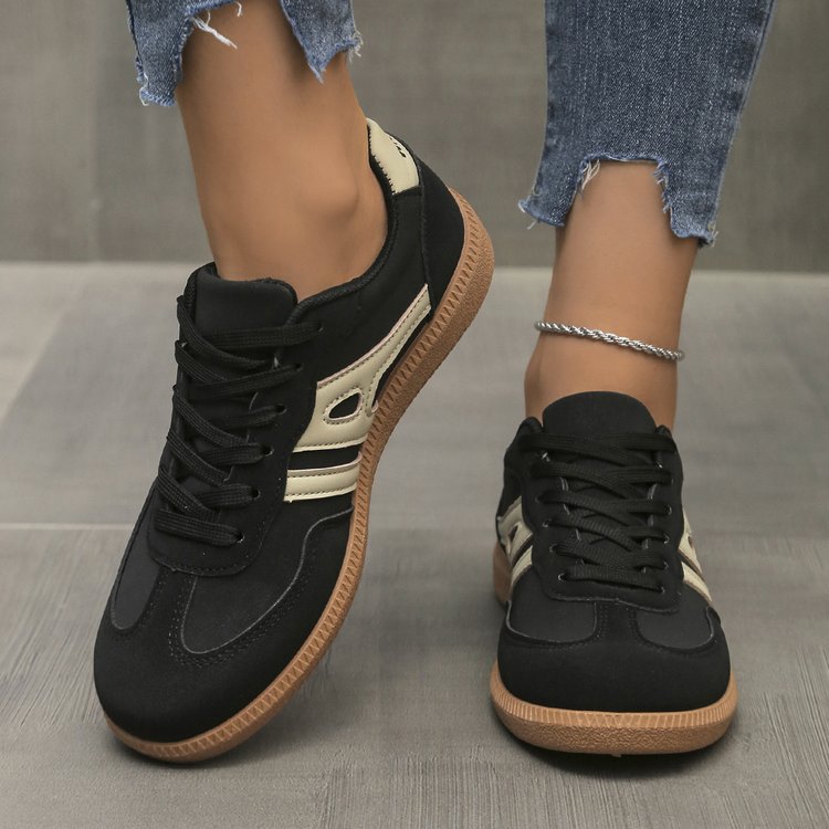 Women's casual sneakers in retro look made of suede imitation with contrasting decorative stripes and cushioning rubber sole Mune Fashion