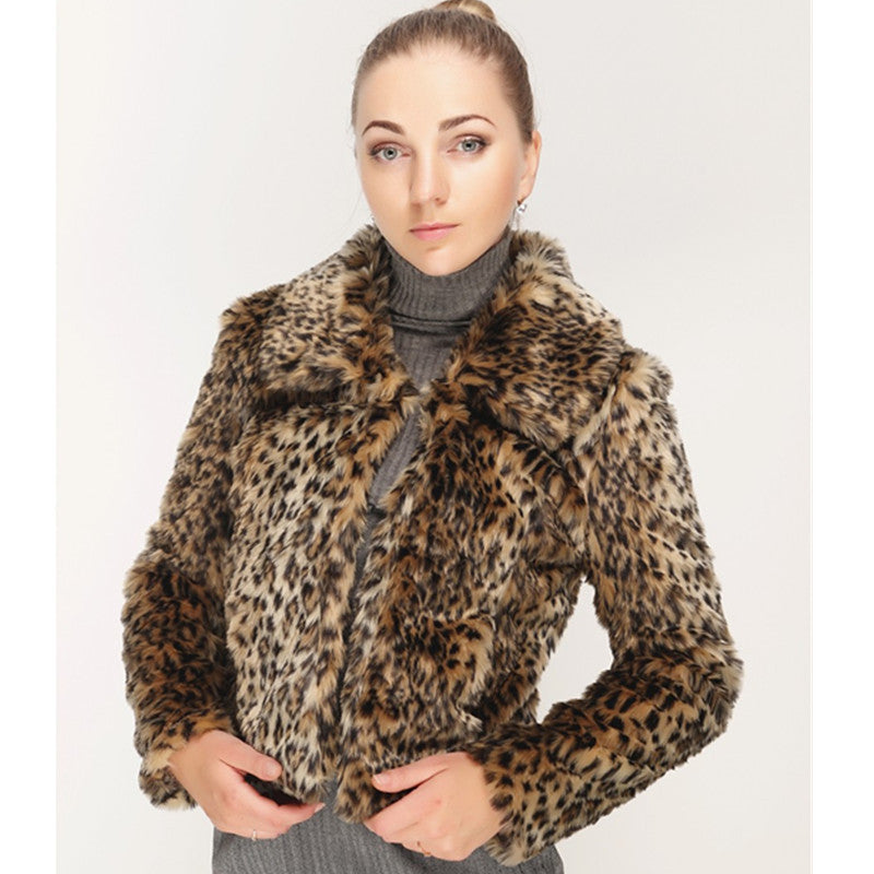 Ladies short jacket made of synthetic fur with a tailored cut, lapel collar and concealed closure Mune Fashion