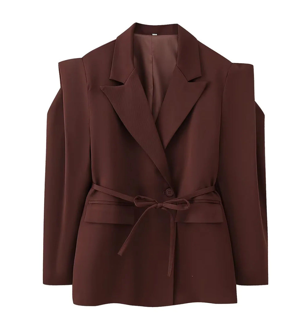 Women's blazer with shoulder cutouts, belted waist and single button closure Mune Fashion