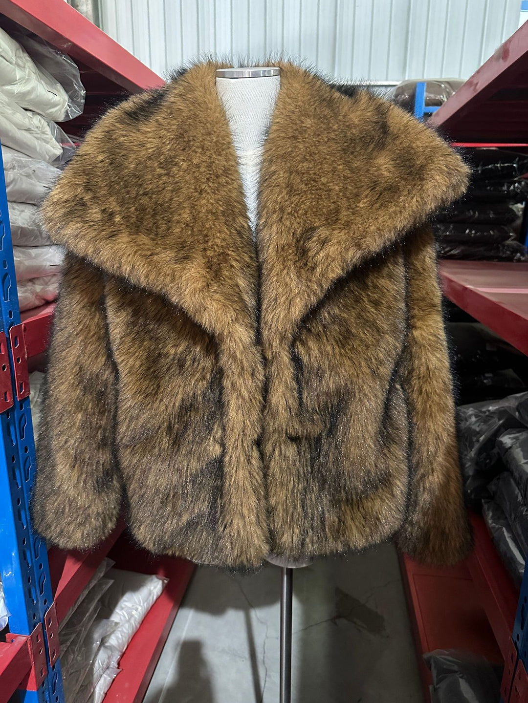 Women's short bolero in boxy cut made of vegan shaggy faux fur with XXL shawl collar Mune Fashion