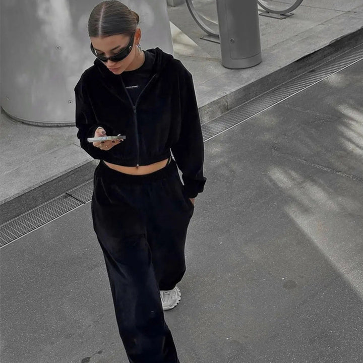 Women's velvet training suit two-piece with cropped hoodie and high waist jogger pants Mune Fashion
