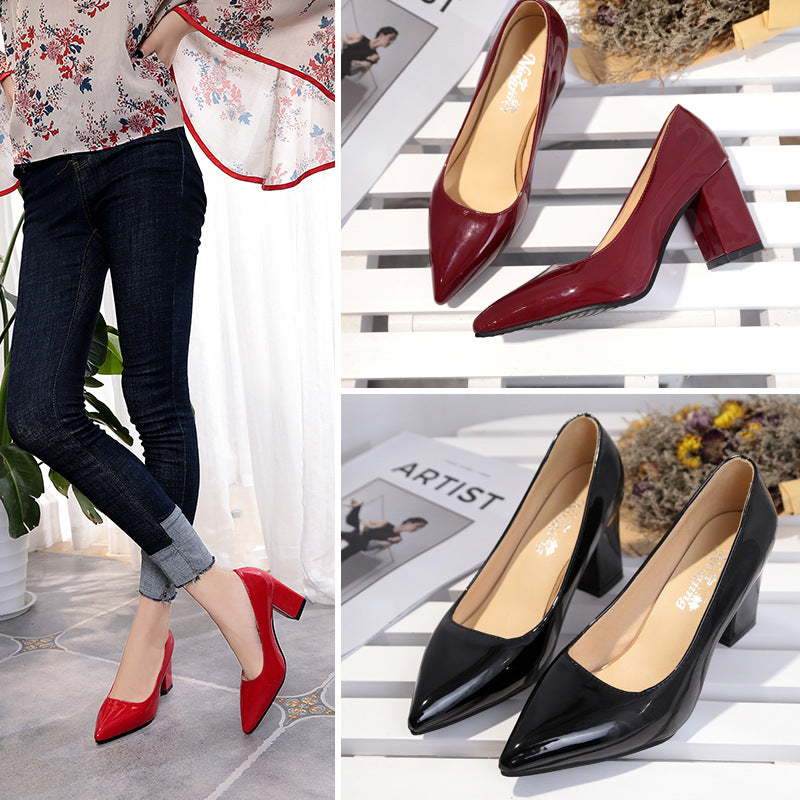 Ladies' patent pumps with pointed toe, mid-height block heel, and padded insole Mune Fashion