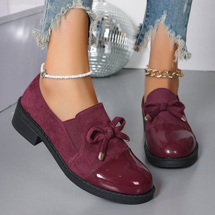 Damen Lack- und Wildlederslipper mit Zierschleife und niedrigem Blockabsatz Mune Fashion