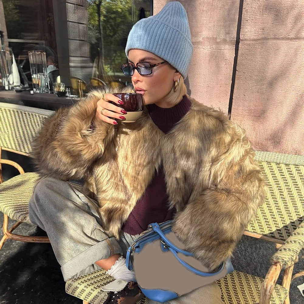 Women's short faux fur jacket with oversized sleeves and plush collar Mune Fashion