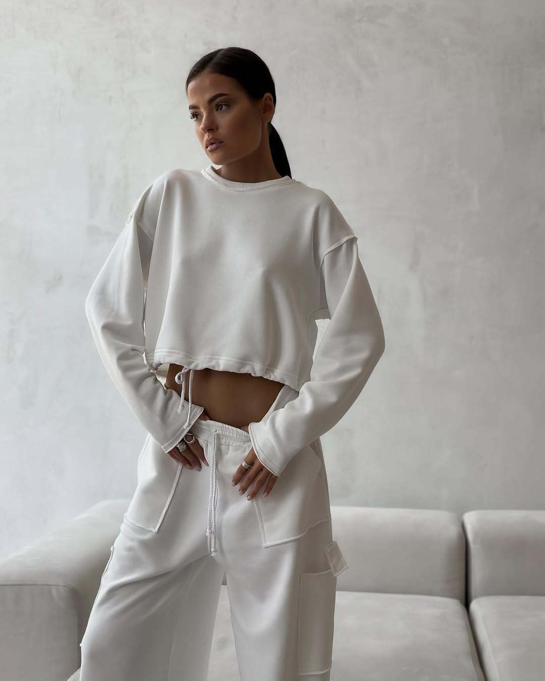Women's short sweatshirt with drawstring and oversized sleeves Mune Fashion