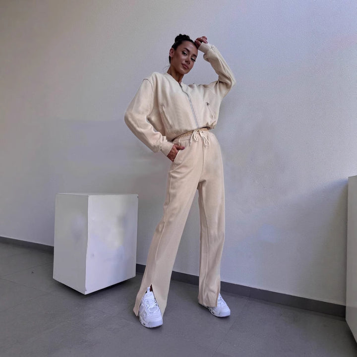 Women’s loungewear set with short zip jacket and high-waisted jogging pants with side split Mune Fashion