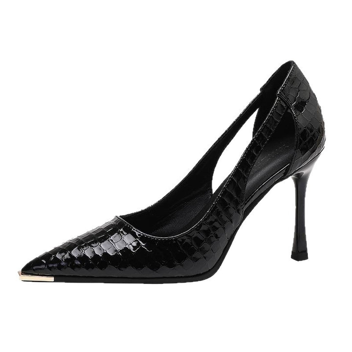 Women's side-cut patent pumps with crocodile embossing and metal cap Mune Fashion