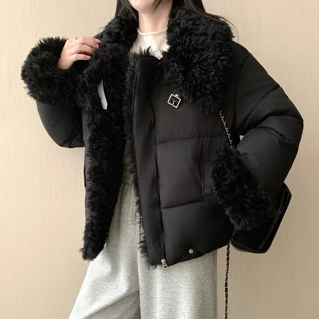 Women's short tailored puffer jacket with voluminous faux fur collar, buckle and zipper details Mune Fashion
