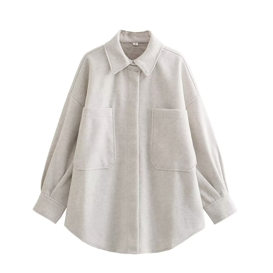 Women's casual shirt jacket in oversized cut with large patch pockets and rounded hem Mune Fashion