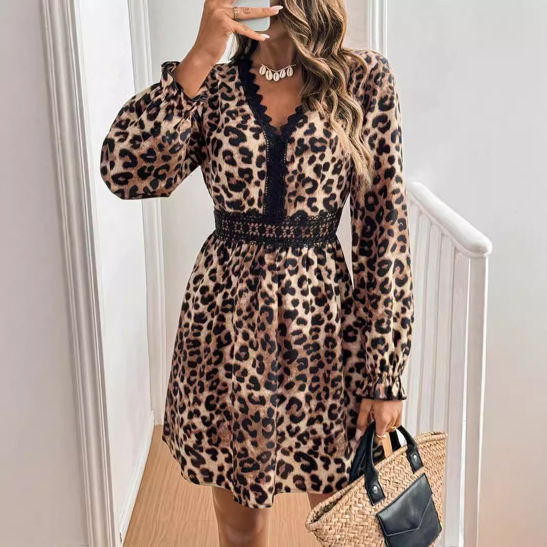 Women's fitted mini dress with V-neck, lace trim and balloon sleeves Mune Fashion